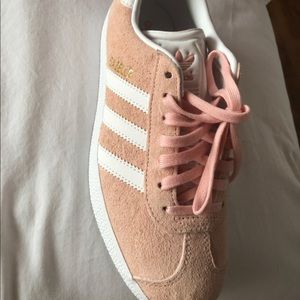 Adidas Gazelle tennis shoes